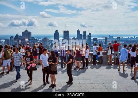 Touristen betrachten Stadt von Hügel am Sommertag, Montreal, Quebec, Kanada, 2019 Stockfoto