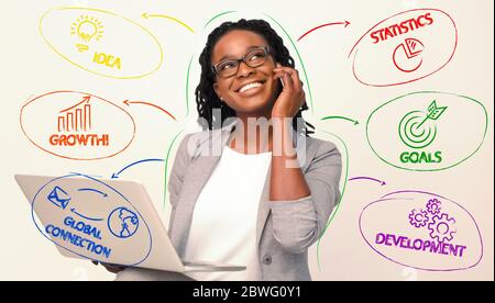 Glückliche Frau Projektleiter mit Laptop am Telefon sprechen Stockfoto