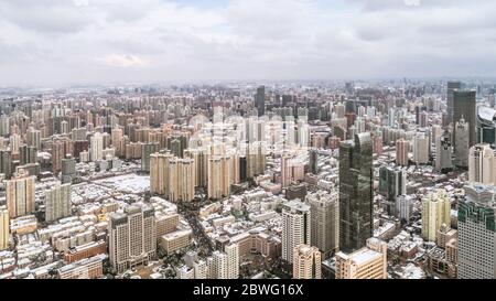 Luftaufnahme der Innenstadt von Shanghai in der Nähe von Jing an Temple und Nanjin Road nach einem ungewöhnlichen Schneefall am Morgen Stockfoto
