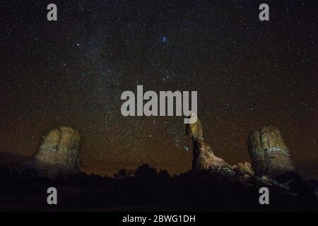 Felsformationen in Wüste unter Sternenhimmel bei Nacht, Utah, USA, Afrika Stockfoto