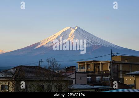 Der Fuji ist auch als Fujiyama oder Fujisan bekannt, der höchste Berg Japans, ist ein aktiver Vulkan. Beherrscht eine Gegend, die von vielen landschaftlich schönen spo umgeben ist Stockfoto