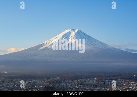 Der Fuji ist auch als Fujiyama oder Fujisan bekannt, der höchste Berg Japans, ist ein aktiver Vulkan. Beherrscht eine Gegend, die von vielen landschaftlich schönen spo umgeben ist Stockfoto