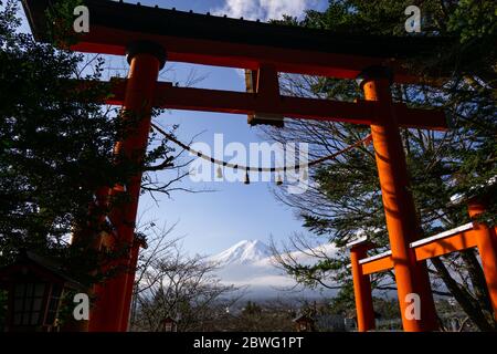 Der Fuji ist auch als Fujiyama oder Fujisan bekannt, der höchste Berg Japans, ist ein aktiver Vulkan. Beherrscht eine Gegend, die von vielen landschaftlich schönen spo umgeben ist Stockfoto