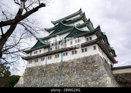 Das Schloss Nagoya wurde 1615 erbaut, eines der größten Schlösser des Landes, und ist ein allgegenwärtiges Erbe der Stadt, alle eleganten Kurven und Stockfoto