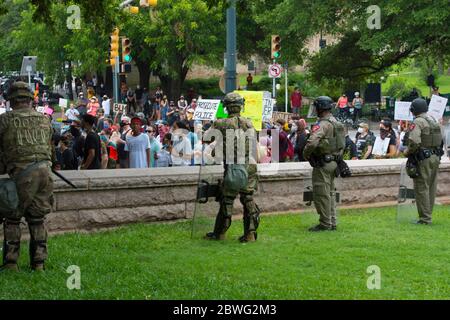 AUSTIN, TEXAS, USA - 31. Mai 2020 - Soldaten der US-Militärpolizei, die an die 136. Manöver Enhancement Brigade der Texas Army National Guard angeschlossen sind Stockfoto