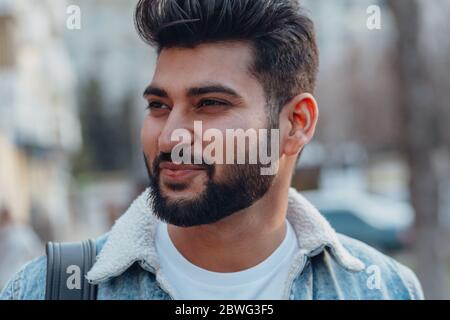 Stilvoll gekleideter indischer Bärtiger geht die Straße hinunter. Stockfoto