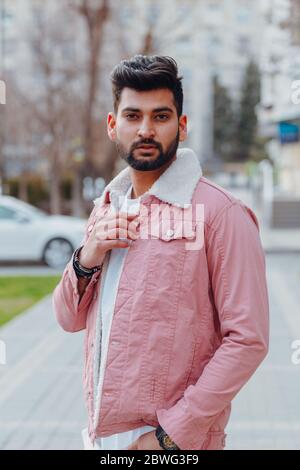 Stilvoll gekleideter indischer Bärtiger geht die Straße hinunter. Stockfoto