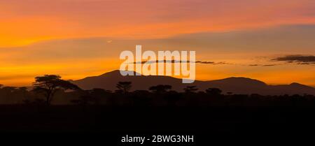 Sonnenaufgang über dem Ngorongoro Krater, Ngorongoro Conservation Area, Tansania, Afrika Stockfoto