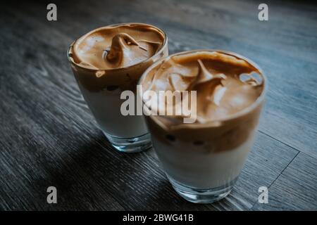 Seitenansicht von Schlagkaffee in Glastassen auf dem Tisch Stockfoto