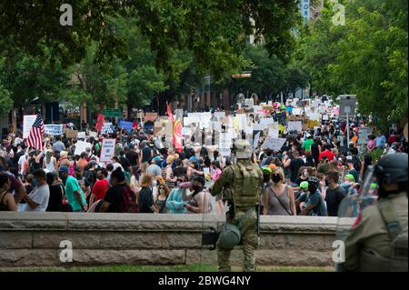 AUSTIN, TEXAS, USA - 31. Mai 2020 - Soldaten der US-Militärpolizei, die an die 136. Manöver Enhancement Brigade der Texas Army National Guard angeschlossen sind Stockfoto