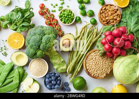 Sortiment flach legen mit gesunden vegetarischen Mahlzeit Zutaten. Rohkost Konzept. Eine Vielzahl von Bio-Obst, Nüsse, Beeren und Gemüse mit Avocado Stockfoto