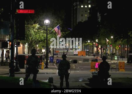 RALEIGH, NC, USA - 31. Mai 2020 - US-Soldaten der North Carolina Army National Guard 105. Militärpolizei Bataillon stehen Wache in der Innenstadt von Ralei Stockfoto