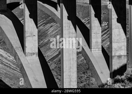 Fred G. Redmon Bridge, auch Selah Creek Bridge genannt, über Selah Creek auf der Interstate 82 im US-Bundesstaat Washington Stockfoto