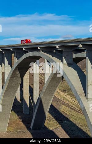 Fred G. Redmon Bridge, auch Selah Creek Bridge genannt, über Selah Creek auf der Interstate 82 im US-Bundesstaat Washington [Keine Eigentumsfreigabe; für Redaatorien verfügbar Stockfoto