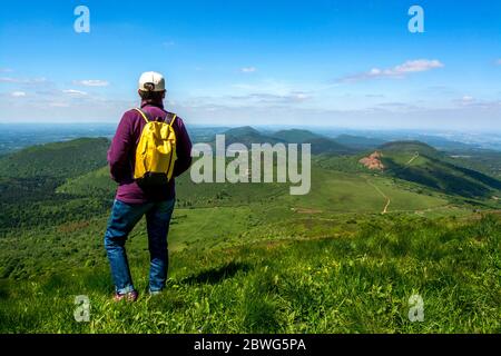 Wanderer mit Blick auf die vulkanische Chaine des Puys, UNESCO-Weltkulturerbe, Puy de Dome, Auvergne-Rhone-Alpes, Frankreich Stockfoto