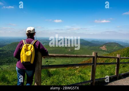 Wanderer mit Blick auf die vulkanische Chaine des Puys, UNESCO-Weltkulturerbe, Puy de Dome, Auvergne-Rhone-Alpes, Frankreich Stockfoto