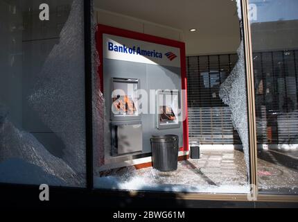 Washington, Usa. Juni 2020. Eine Bank of America wird nach einem nächtlichen Protest gegen die Ermordung von George Floyd durch die Polizei in Washington, DC am Montag, 1. Juni 2020, beschädigt. Demonstranten gingen in den großen Städten der USA auf die Straße, nachdem die Polizei in der vergangenen Woche George Floyd in Minnesota getötet hatte. Foto von Kevin Dietsch/UPI Quelle: UPI/Alamy Live News Stockfoto