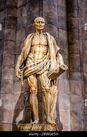 Mailand, Lombardei, Italien - April 2019: Statue des heiligen Bartholomäus im Inneren der Kathedrale von Mailand Stockfoto