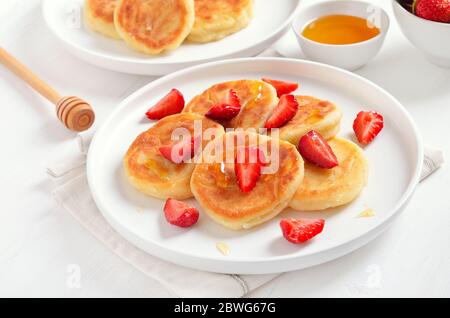 Pfannkuchen mit Quark und Erdbeerscheiben. Gesundes Frühstück, Nahaufnahme Stockfoto