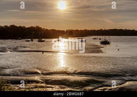 Es ist eine Sequenz von 5 Bildern eines Sonnenuntergangs in Frankreich - wir können sehen, wie die Sonne untergeht - wir können auch ein wenig die steigende Flut sehen Stockfoto