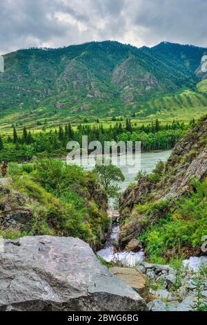 Wunderschöne Natur der Altai-Berge - Schlucht mit Beltertuyuk Wasserfall, fließt in den Katun-Fluss. Schönheit und Reinheit der Bergnatur, schnelle stre Stockfoto