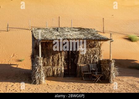 Barasti Palmenblatthütte im Nomadic Desert Camp vor der Düne von Wahiba Sands im Oman Stockfoto