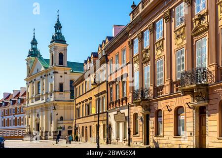 Warschau, Mazovia / Polen - 2020/05/10: Panorama-Ansicht der historischen Neustadt Nowe Miasto Viertel mit Paulinischer Ordenskirche des Heiligen Geistes Stockfoto