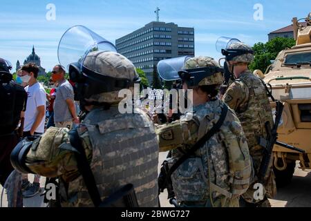 ST PAUL, MINNESOTA, USA - 31. Mai 2020 - Minnesota National Guard Soldaten stehen vor dem State Capitol Gebäude in St. Paul, Minnesota, mit ot Stockfoto