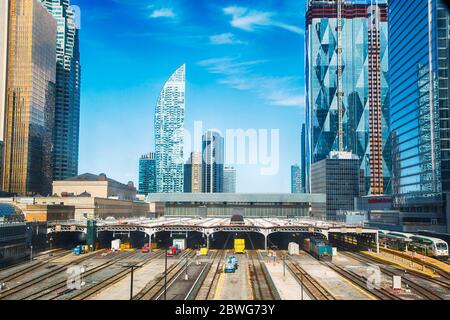 Toronto, Ontario, Kanada - 3. Mai 2020: Toronto Union Station Terminal, dass die Go Trains, ÜBER Rail Canada, UP Airport Express und Güterzüge Stockfoto