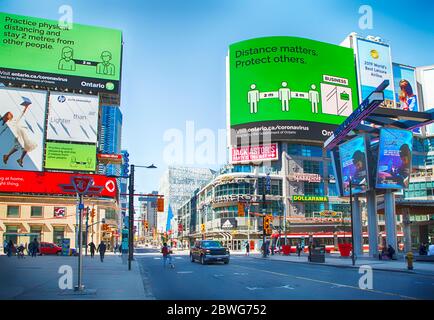 TORONTO, KANADA - 20. MAI 2020: Hinweisschild zur Quarantäne in der Innenstadt von Toronto auf Yonge und Bloor wegen der Covid-19. Toronto während C Stockfoto