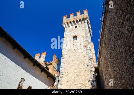 Sirmione, Italien, 11. September 2019: Turm und Steinmauern mit Meerlonen von Scaligero Burg Castello mittelalterliche Festung, Sirmione Stadt am Gardasee, blauer Himmel Hintergrund, Blick von unten, Lombardei Stockfoto