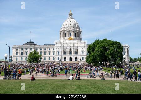 ST PAUL, MINNESOTA, USA - 31. Mai 2020 - Leute aus ganz Minnesota und den USA versammelten sich am 31. Mai 202 in der Landeshauptstadt in St. Paul, Minnesota Stockfoto