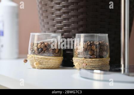 Kerzenständer mit Kaffeesorten, dekoriert mit braunen Kerzenhaltern aus Seilglas Stockfoto