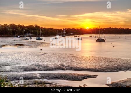 Es ist eine Sequenz von 5 Bildern eines Sonnenuntergangs in Frankreich - wir können sehen, wie die Sonne untergeht - wir können auch ein wenig die steigende Flut sehen Stockfoto