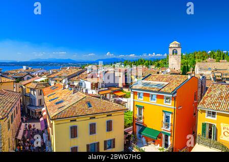 Sirmione, Italien, 11. September 2019: Luftpanorama der Altstadt von Sirmione, bunte Gebäude mit roten Ziegeldächern, blauer Himmel, Lombardei, Norditalien Stockfoto