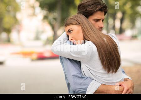 Traurig Kerl Und Mädchen Umarmen Gefühl Ungeliebt Stehend Im Freien Stockfoto