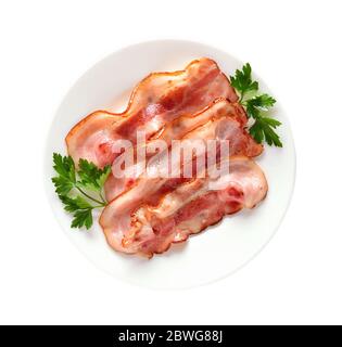 Gebratener Speck auf Teller isoliert auf weißem Hintergrund Stockfoto