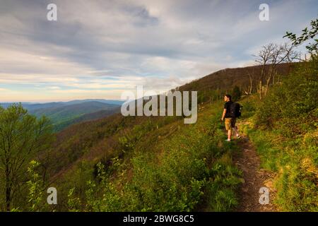 Wanderer beobachten den Sonnenuntergang im Shenandoah Nationalpark Stockfoto