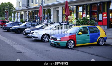 Dresden, Deutschland. 29. August 2018. Google Mobile. Helles, mehrfarbiges geparktes Auto Stockfoto