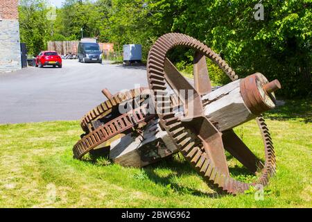 Der alte Wasserrad-Antriebsmechanismus der Ballydugan Flour Mill in der Nähe von Downpatrik County Down Northern ireland wird heute als Gartenschmuck verwendet. Stockfoto