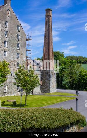 31. Mai 2020 die historische Ballydugan Mühle und Schornstein Stack in der Nähe von Downpatrick in der Grafschaft Down Nordirland. Dieses restaurierte Gebäude ist nicht vorhanden Stockfoto