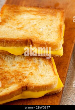 Hausgemachte gegrillten Käse Sandwich auf einem rustikalen Holzbrett, Seitenansicht. Nahaufnahme. Stockfoto