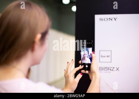 Moskau, Russland - 04. Oktober 2019: Moskau, Russland - 04. Oktober 2019: Frau testet Kamera tun Selfie auf dem neuen sony xperia 5 Handy, sony ist auf Stockfoto
