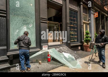 Arbeiter ersetzt Fenster in dem kaputten englischen Schmuckladen in Soho in New York nach Plünderungen während der Proteste in der Vornacht im Zusammenhang mit dem Tod von George Floyd, gesehen am Montag, 1. Juni 2020. Alle Waren im Laden waren im Tresor und nichts wurde genommen. (© Richard B. Levine) Stockfoto