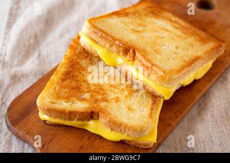 Hausgemachte gegrillten Käse Sandwich auf einem rustikalen Holzbrett, Seitenansicht. Nahaufnahme. Stockfoto