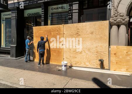 Das Chanel-Geschäft in Soho in New York ist nach Vandalismus und Plünderungen während der Proteste in der Vornacht im Zusammenhang mit dem Tod von George Floyd, gesehen am Sonntag, 31. Mai 2020, vernagelt. (© Richard B. Levine) Stockfoto