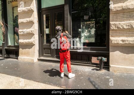 Zertrümmerte Fenster im Chanel-Geschäft in Soho in New York nach Vandalismus und Plünderungen während der Proteste in der Vornacht im Zusammenhang mit dem Tod von George Floyd, gesehen am Sonntag, 31. Mai 2020. (© Richard B. Levine) Stockfoto
