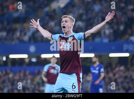 LONDON, ENGLAND - 22. APRIL 2019: Ben Mee von Burnley, abgebildet während des Premier League Spiels 2018/19 zwischen Chelsea FC und Burnley FC in Stamford Bridge Stockfoto