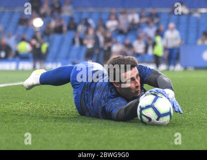 LONDON, ENGLAND - 22. APRIL 2019: Kepa Arrizabalaga von Chelsea vor dem Premier League Spiel 2018/19 zwischen Chelsea FC und Burnley FC AT Stockfoto