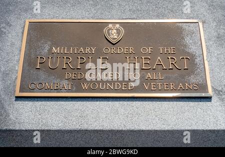 Gedenktafel für den Militärorden des Purpurherzens, der allen Gefechtsverwundeten Veteranen auf dem Nationalfriedhof der Vereinigten Staaten gewidmet ist Stockfoto